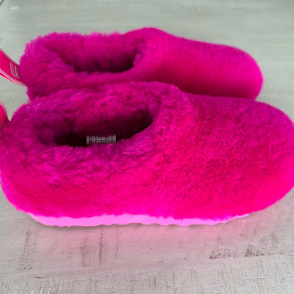 Women’s UGG Classy Cozy Bootie, size 6. - Picture 3 of 5